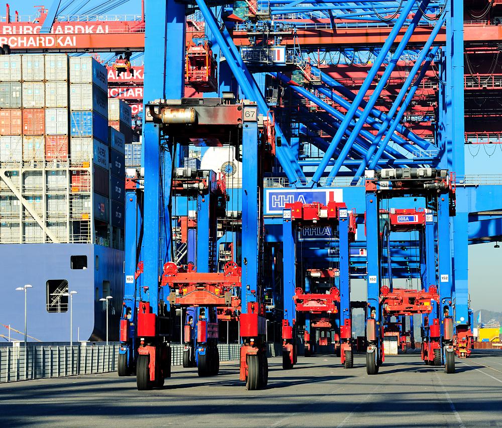2204_0878 Portalhubwagen im Hamburger Hafen - HHLA Container Terminal Burchardkai. | Container Terminal Burchardkai CTB